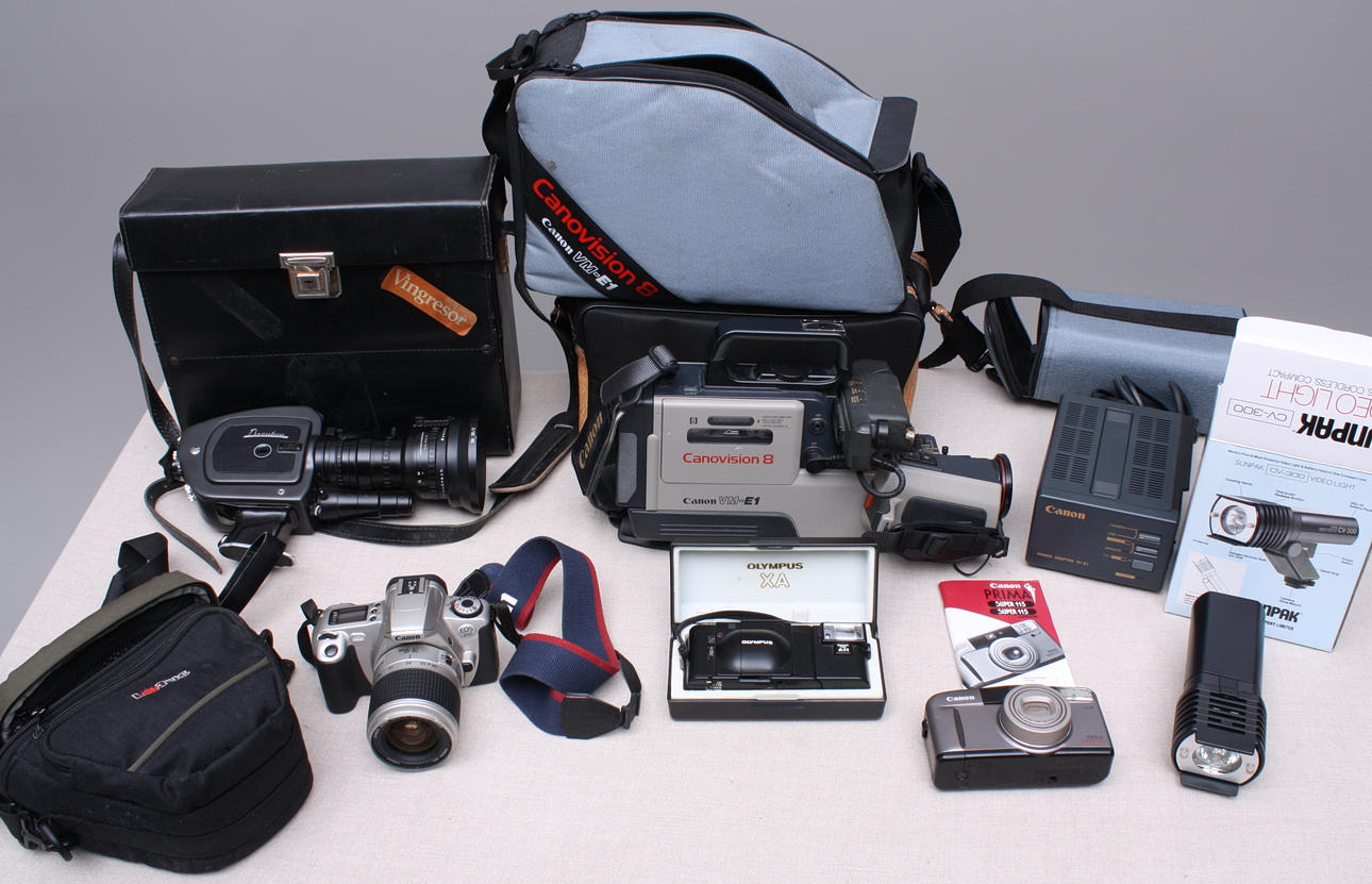 FILMKAMEROR, 2 st + 3 KAMEROR + tillbehör.