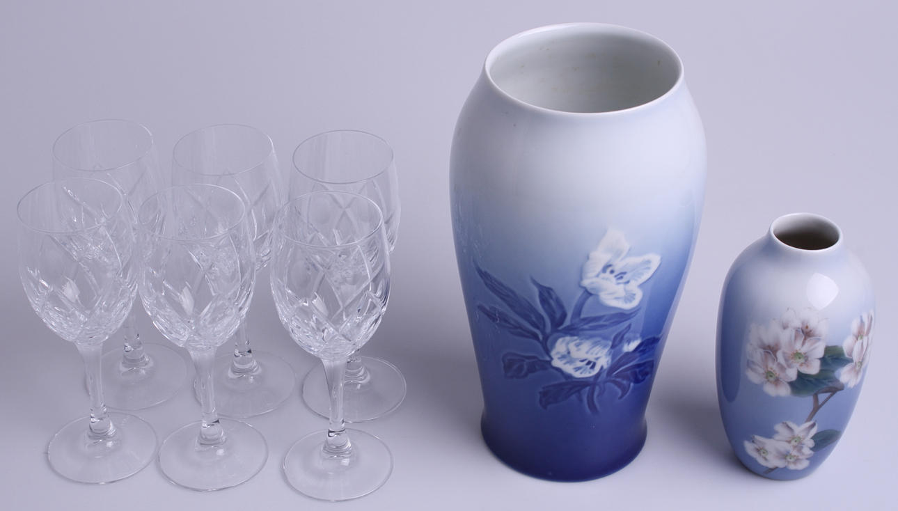 GLAS PÅ FOT, 6 st, glas + 2 VASER, porslin.