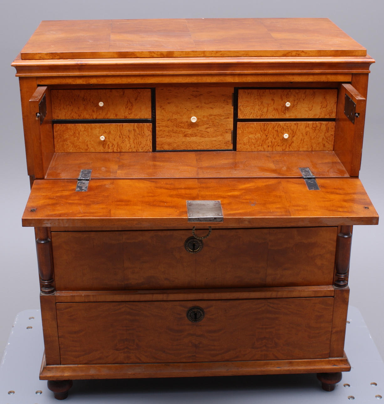 BYRÅ / SEKRETÄR, trä, med lock, utdragbar skrivdel.