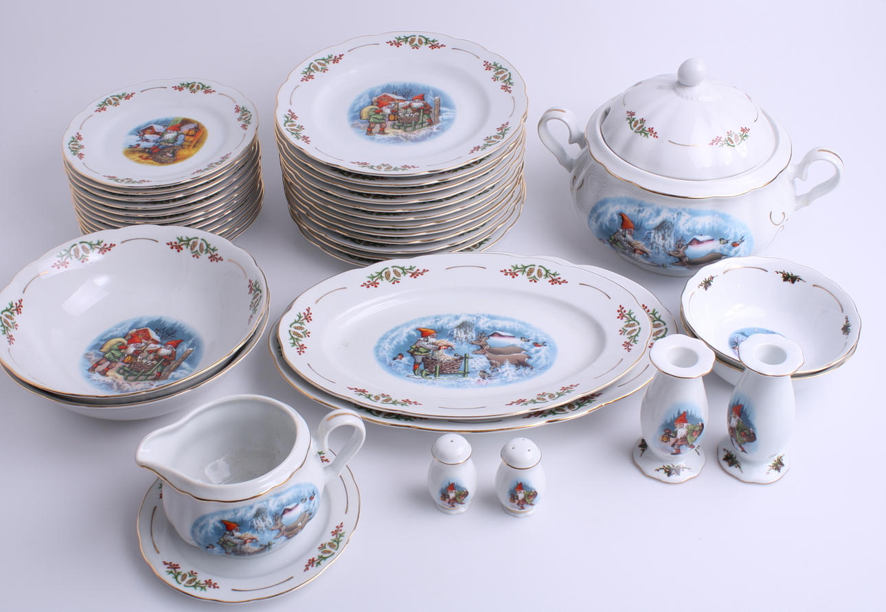 MATSERVIS, 36 delar, porslin, Christineholm - Fyrklöver, Tomtemotiv.