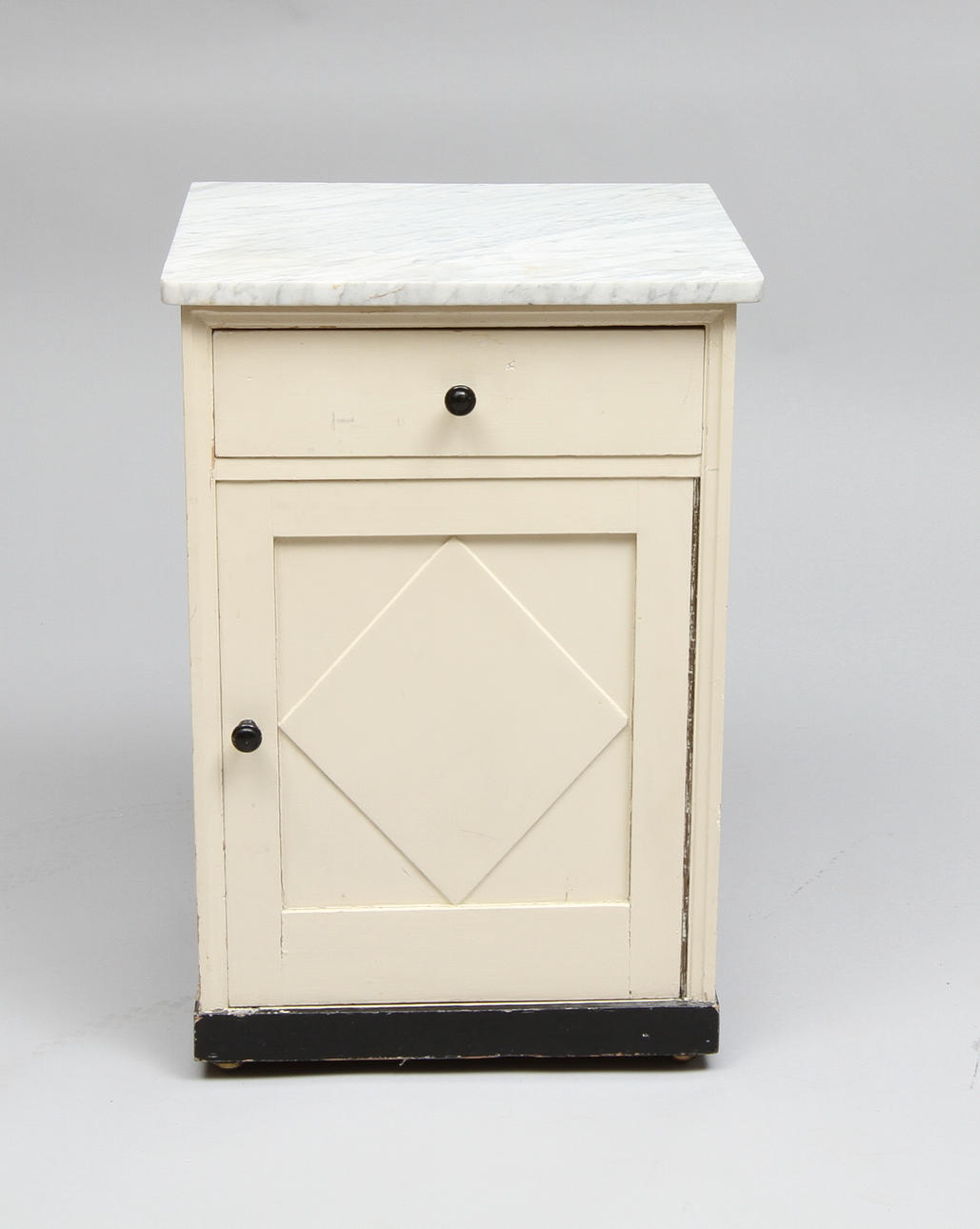 NATTDUKSBORD, gustaviansk stil, med stenskiva, 1900-talets början.