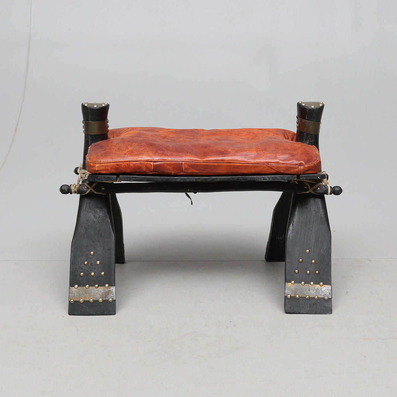 PALL, kamelsadel, 1900-tal. Möbler - Övrigt - Auctionet