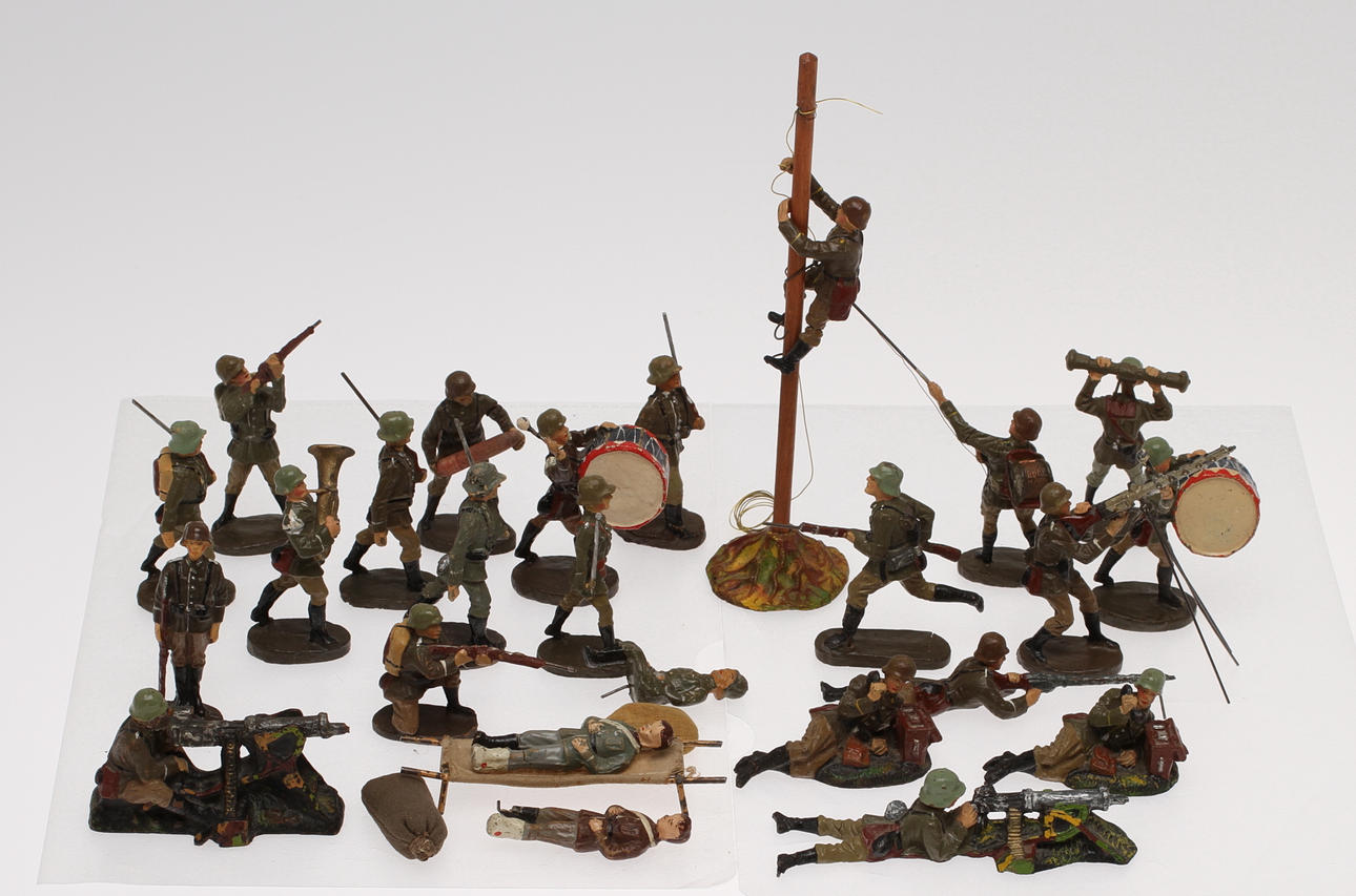 ELASTOLIN SOLDATER 1940-tal, 24 stycken, musiker, sjukvårdare, stridande med mera.