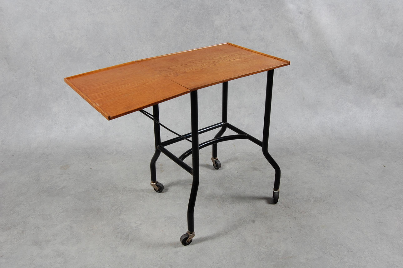 BÖRGE MOGENSEN. SÄNGBORD, ek, med klaff, på hjul.