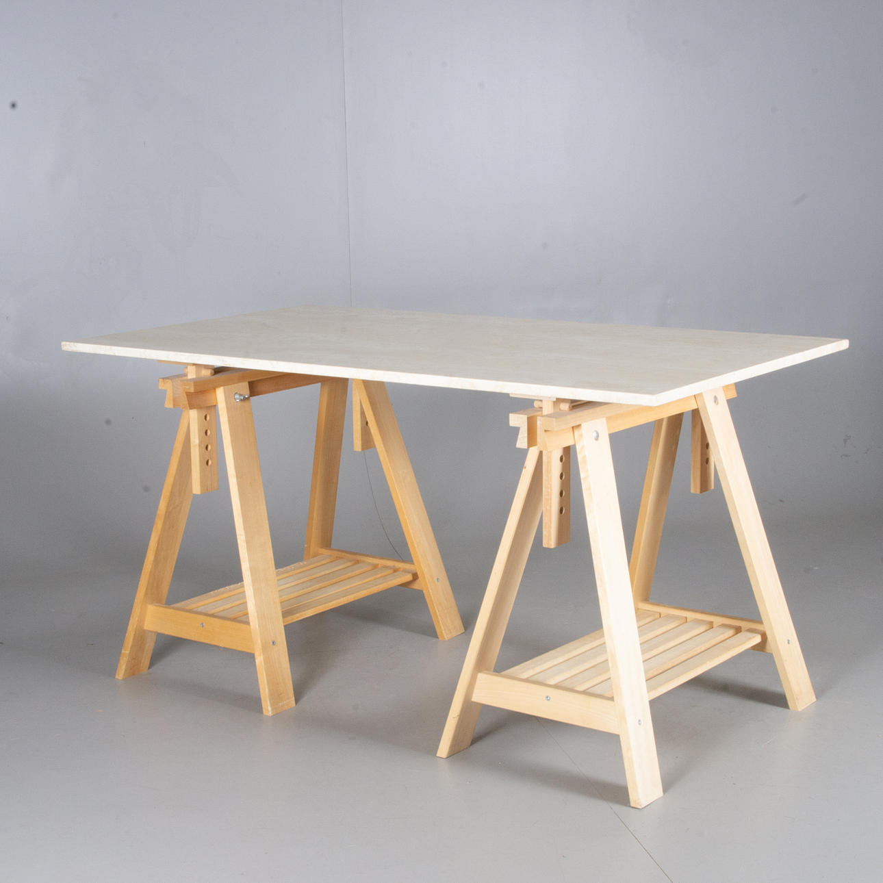 BORD, marmorskiva på träbockar, 1900/2000-tal.