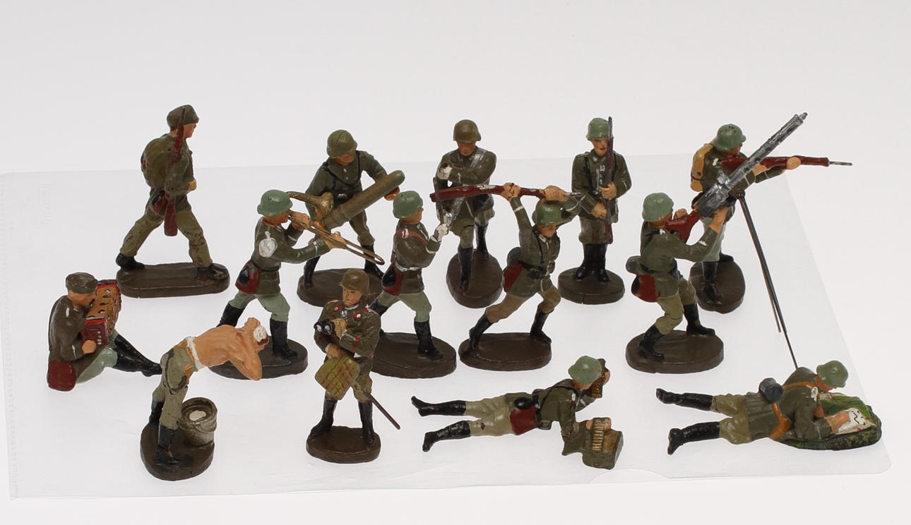 ELASTOLIN SOLDATER 1940-tal, 14 stycken, stridande, musiker, lägerliv med mera.