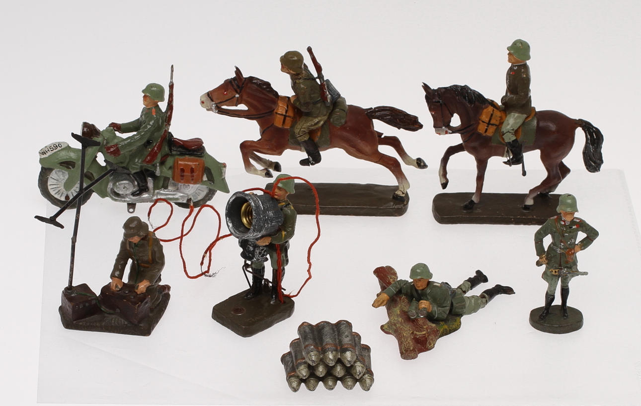 ELASTOLIN soldater och LINEOL signalist 1940-tal, 8 delar.