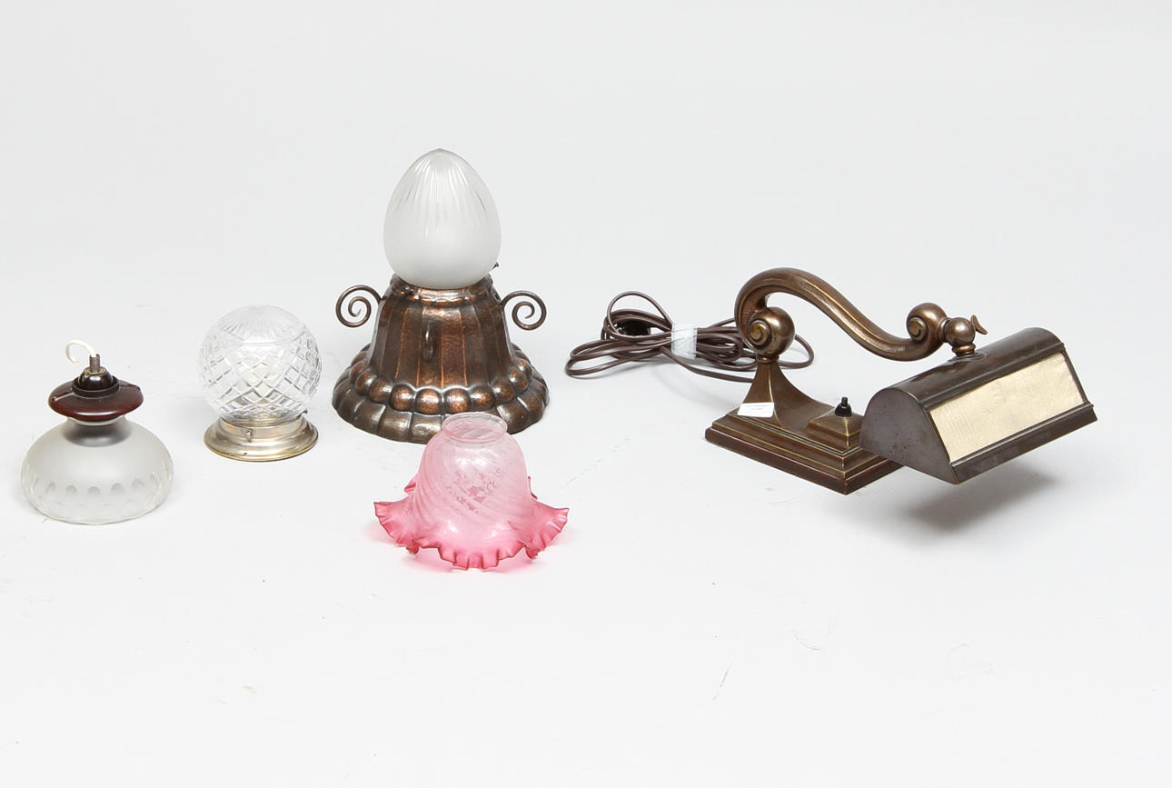 PARTI LAMPOR, 4 st, samt 1 st LAMPKUPA. 1900-tal.