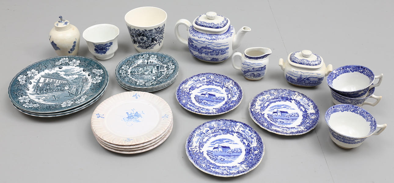 PARTI PORSLIN (23), bl.a Rörstrand "Svenska Slott", Royal Copenhagen, Gabriel m.m, 1900-tal.