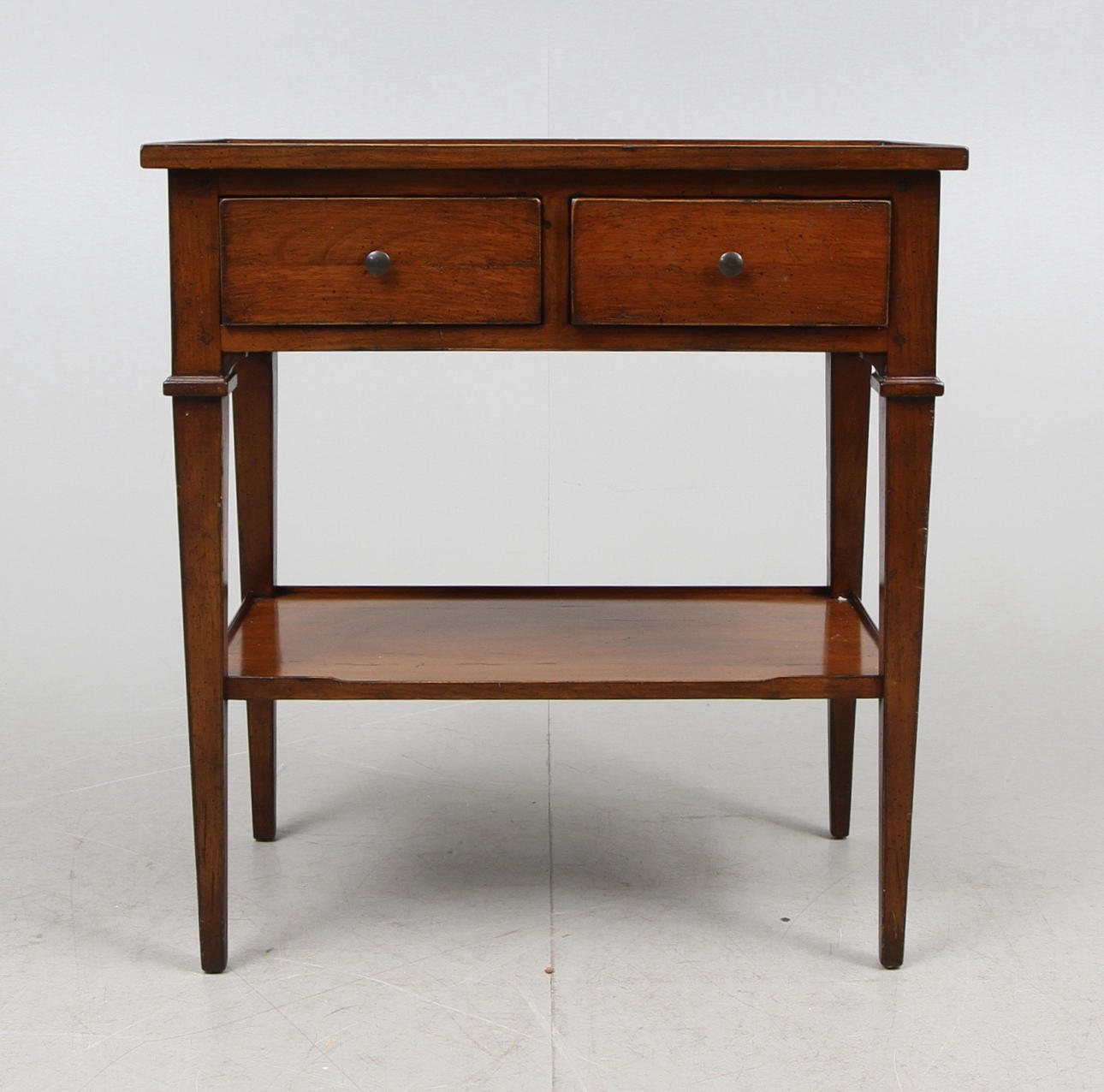 SIDOBORD MED LÅDOR, Engelsk stil. 1900-talets andra hälft.