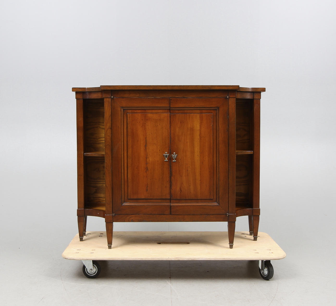 SERVERINGSSKÄNK, engelsk stil, 1900-talets andra hälft.