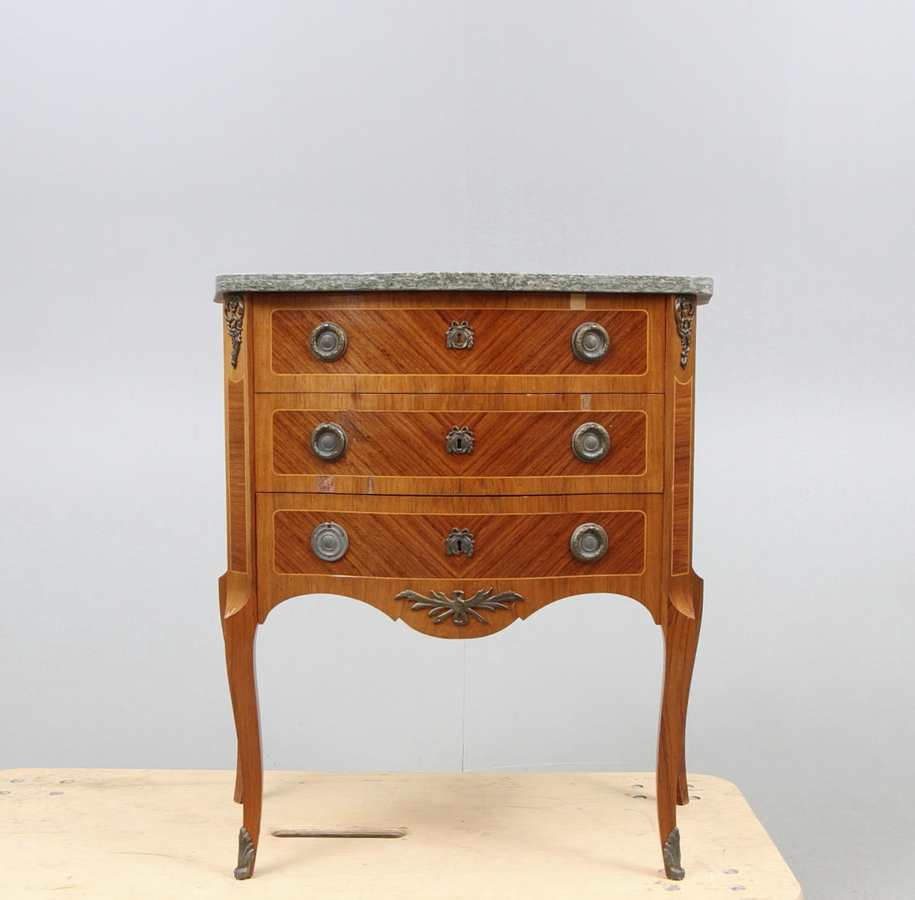 BYRÅ MED STENSKIVA, rokokostil, 1900 tal.