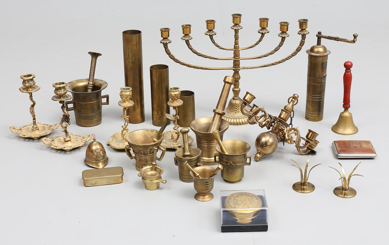 STORT PARTI MÄSSING (25), ljusstakar, mortlar m.m, 18/1900-tal.