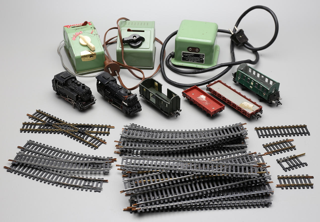 MODELLTÅG FLEISCHMANN med delar (39), 2 lok, 1900-talets mitt.