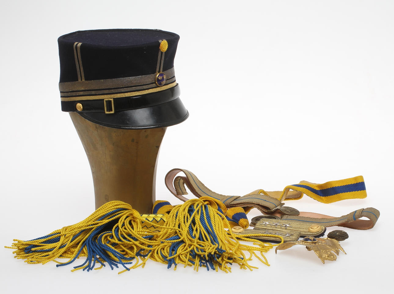 PARTI MILITARIA, bla Mössa m/1865-1899, epåletter, paradskärp mm.