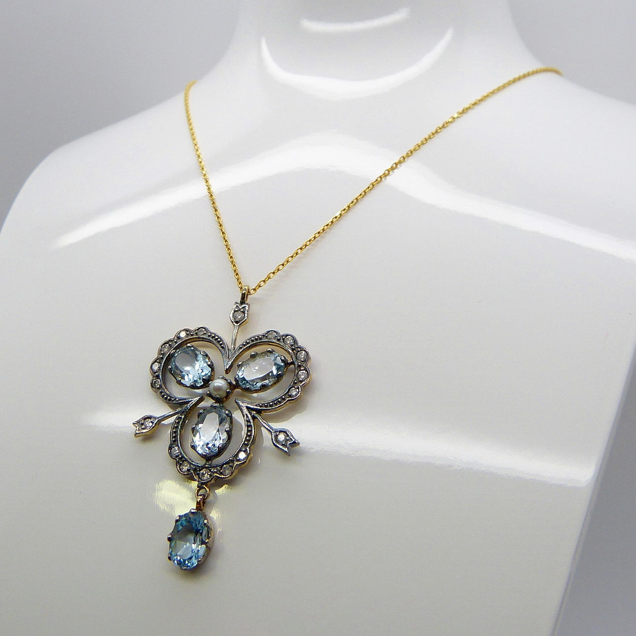 COLLAR TOPACIO Y DIAMANTE.