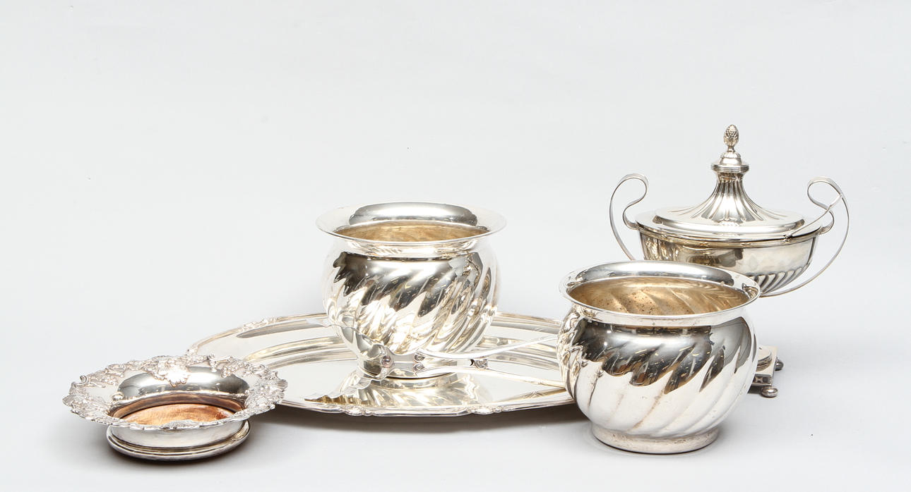 PARTI NYSILVER, 7 delar, Bl a sparristång, ytterfoder, sockerskål med lock m m. 1900-tal.