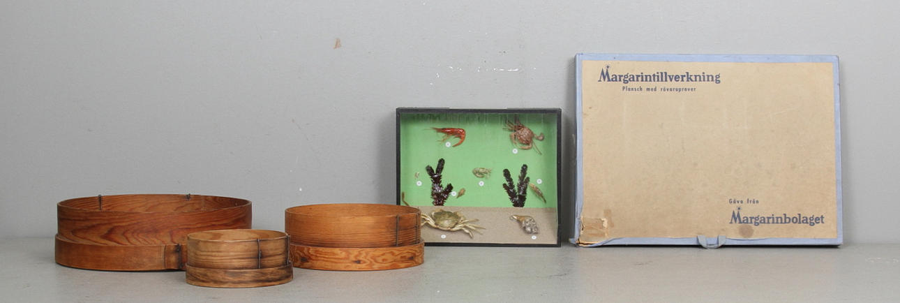 Diverse, bland annat tittskåp för skolan, 1960 tal.