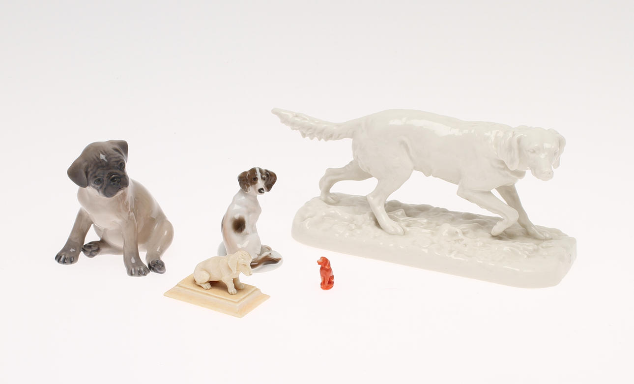 FIGURINER, 5st, hundar i porslin, korall samt ben. 1900-tal.