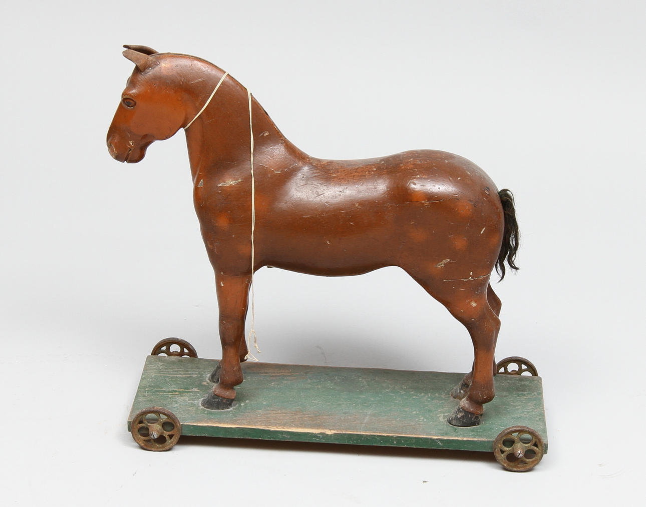 HÄST PÅ TRÄPLATTA MED METALLHJUL, sekelskiftet 1800 - 1900.