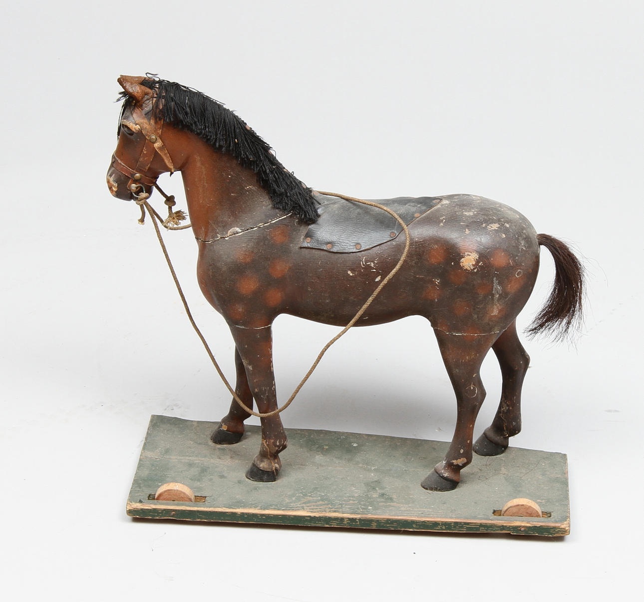 HÄST PÅ TRÄPLATTA MED TRÄHJUL, sekelskiftet 1800 - 1900.