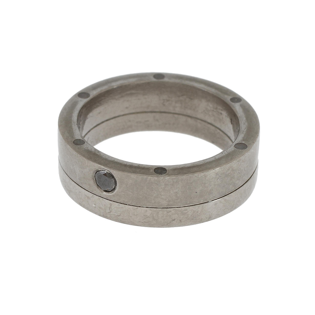 RING, titan med 1liten svart diamant.