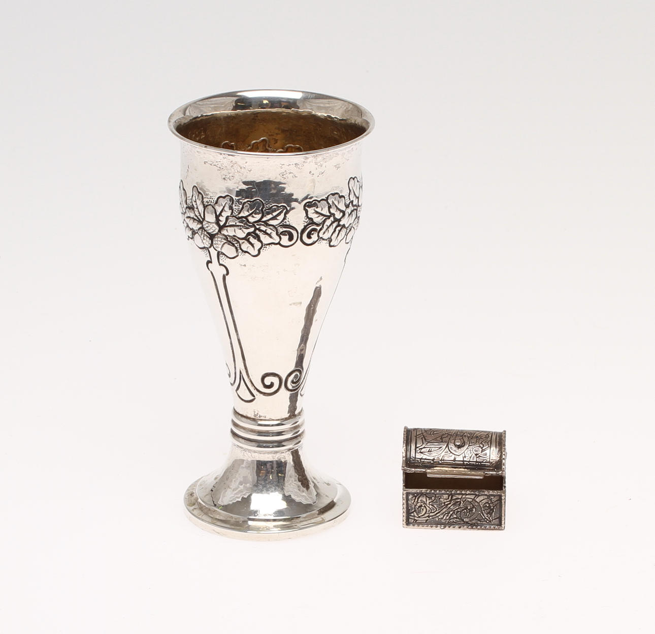 VAS, silver, jugend samt MINIATYRKISTA, silver, orientalisk. 1900-tal. Vikt 132g.
