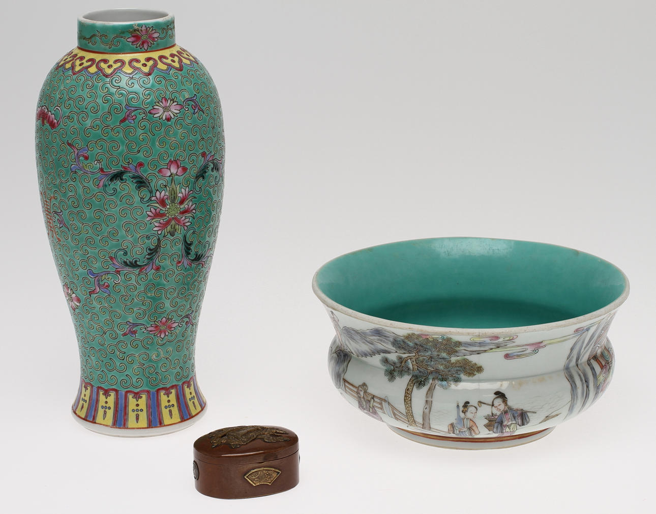 VAS samt SKÅL, porslin, Kina samt DOSA, koppar/mässing Japan. 1800/1900-tal.