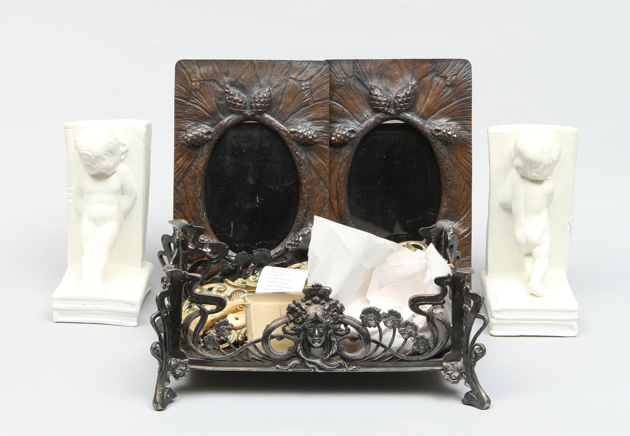 PARTI DIVERSE, 11 delar, ramar, bokstöd, brevknivar bl a samearbete, figurin Hummel m m. 1900-tal.