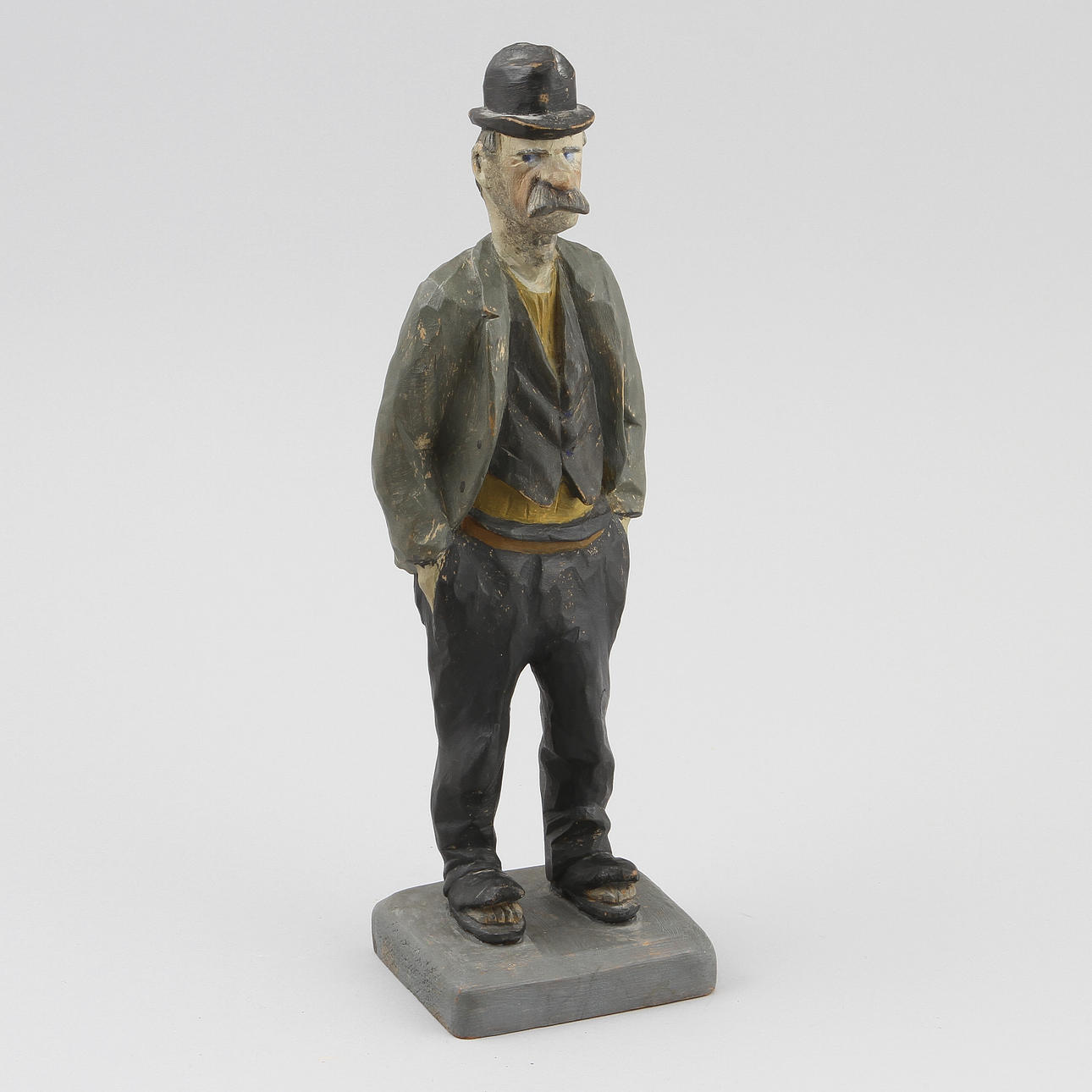 HERMAN ROSELL. Träfigur, signerad H.R. 1924.