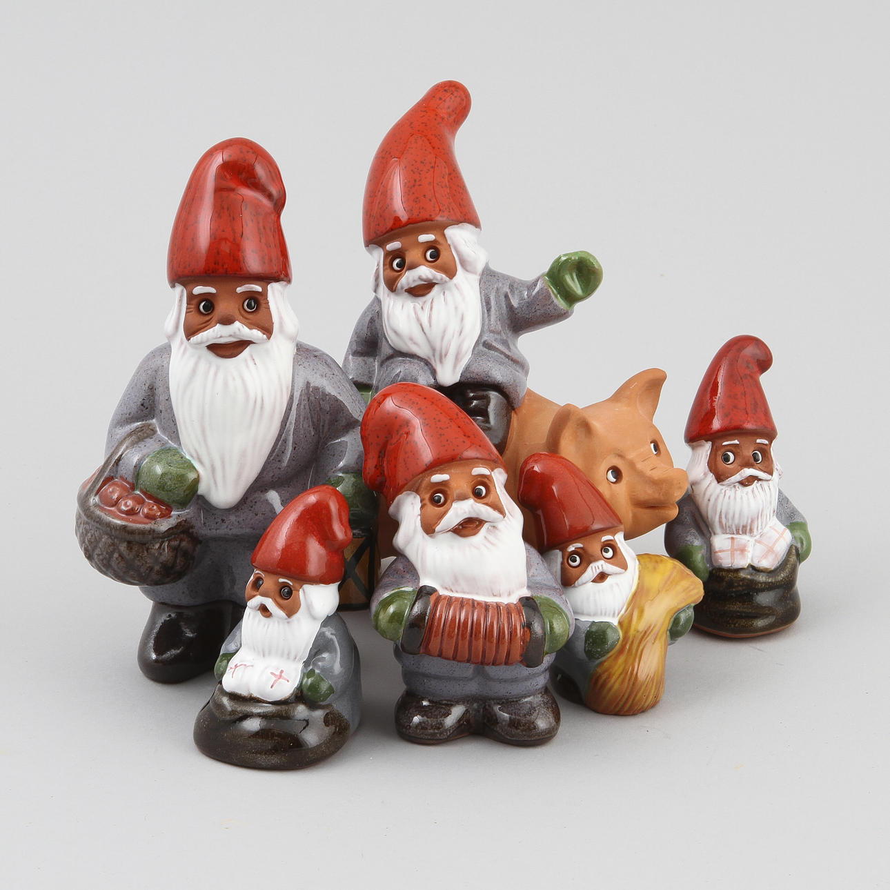 TOMTEFIGURER, 6 st, terrakotta, Rolf Berg, sign.