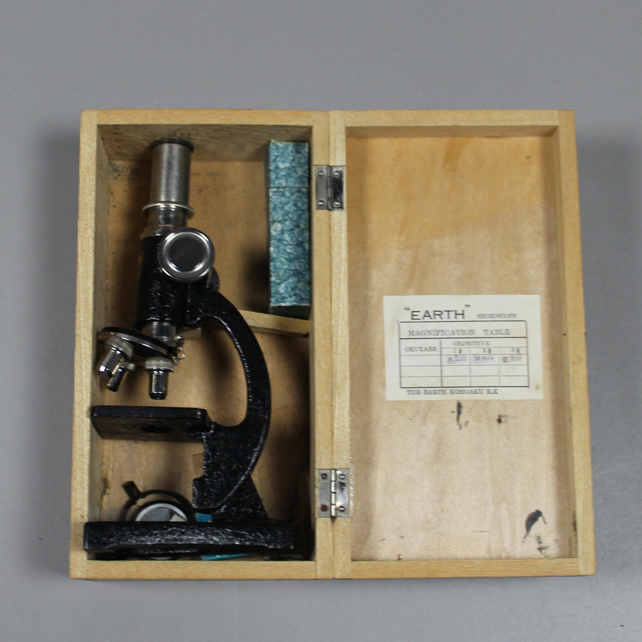 MIKROSKOP Jord i trækasse.