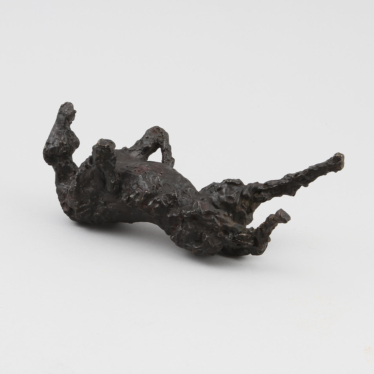 ASMUND ARLE (1918-1990). Skulptur i form av liggande häst, mörkpatinerad brons.