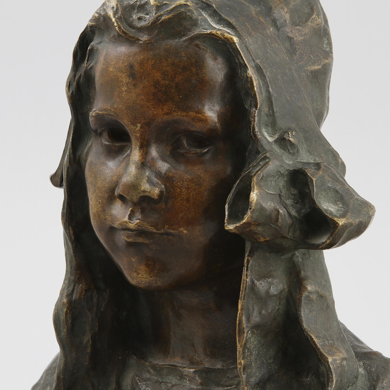 RUTH MILLES (1873-1941). Skulptur i form av ung flicka med mössa, brunpatinerad brons monterad på marmorsockel.