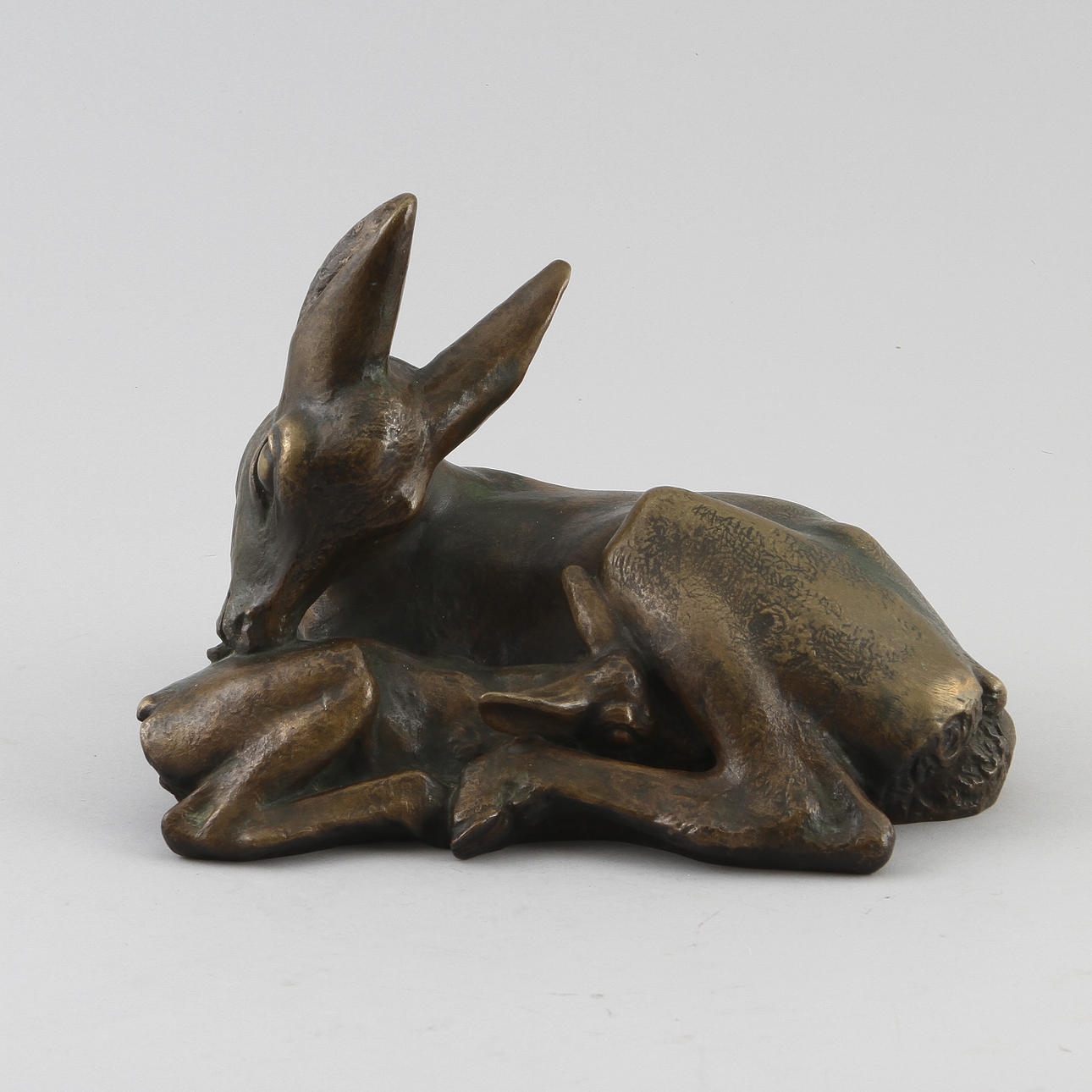 OKÄND KONSTNÄR. Skulptur, liggande rådjur, brons. Signerad HL, gjutarstämpel L. Rasmussen Köbenhavn.