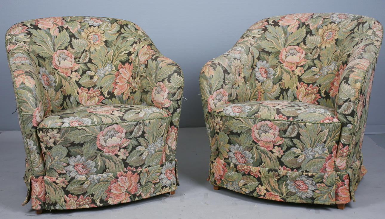 FÅTÖLJER 2 st i maskinvävd gobelängtyg, Dux, 1960/70-tal.