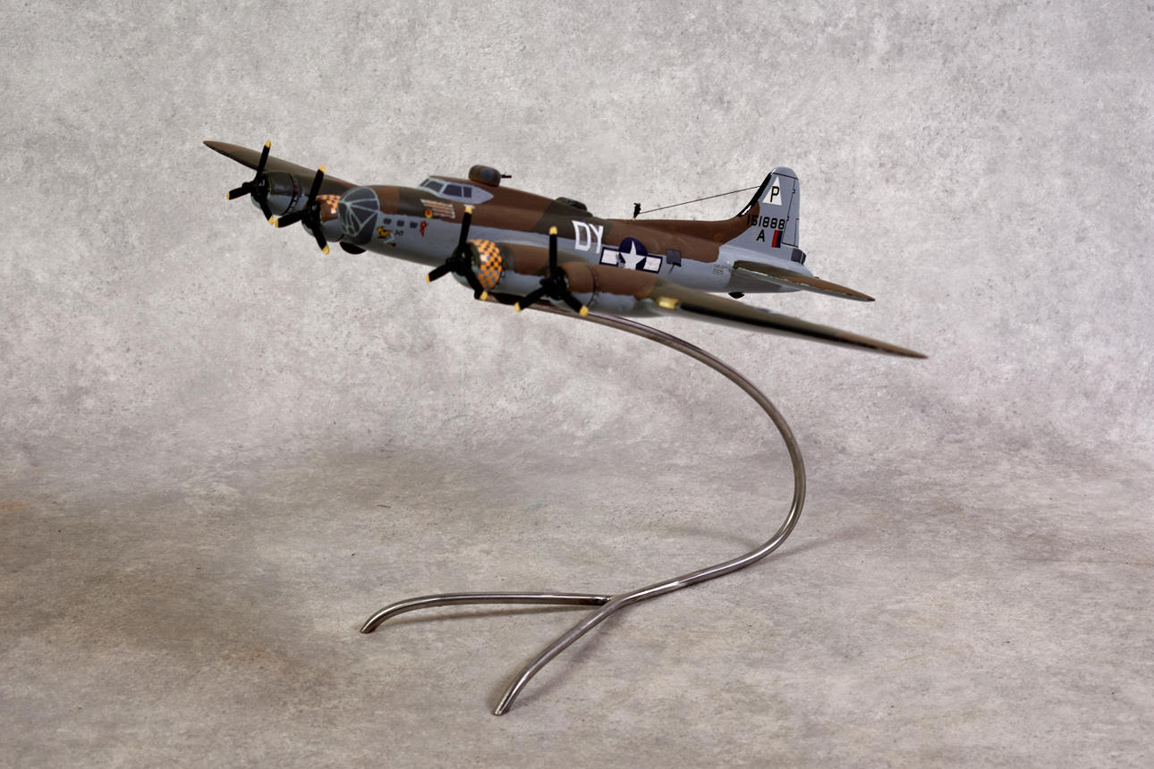 FLUGZEUGMODELL, B-17 Flying Fortress aus Holz.