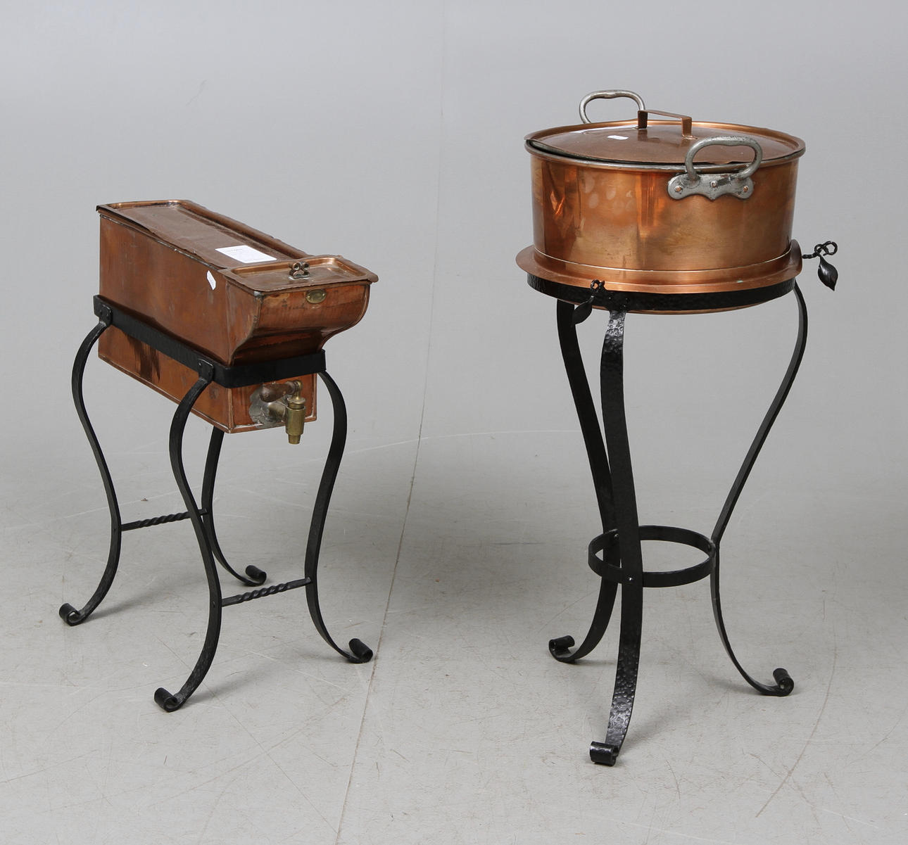 KOPPARFÖREMÅL, 2 st, på smidesställning. 1900-tal.