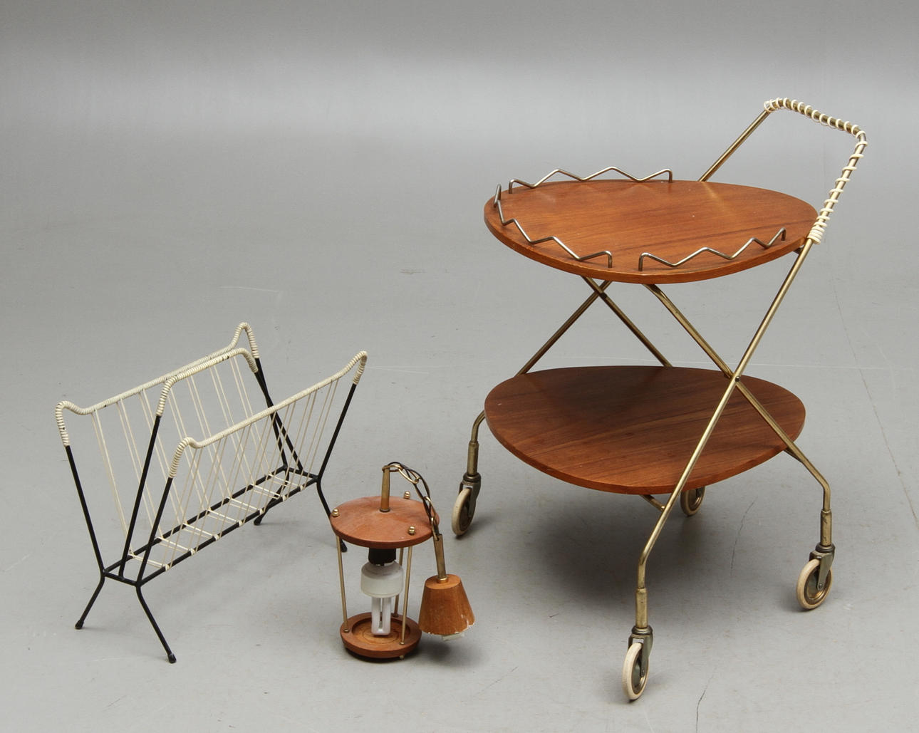 SERVERINGSVAGN, TIDNINGSSTÄLL samt TAKLAMPA, 1950/60-tal.