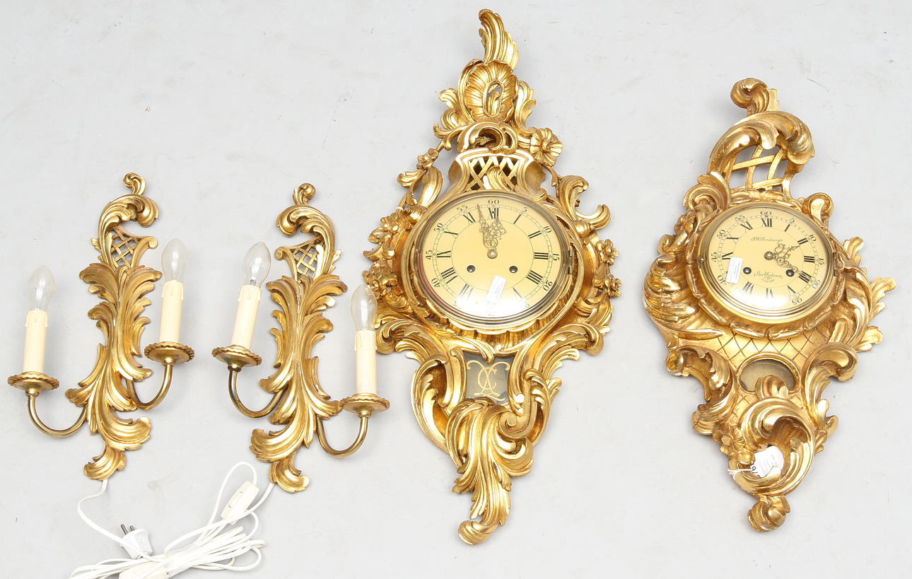 VÄGGPENDYLER, 2 st samt VÄGGLAMPETTER, 1 par, rokokostil, 1900-tal.