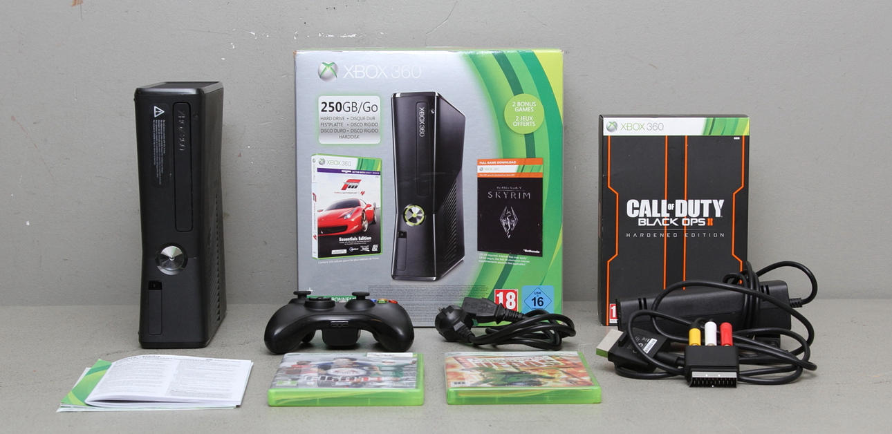 SPELKONSOL, Xbox 360 slim, 2 handkontroll, 3 spel.