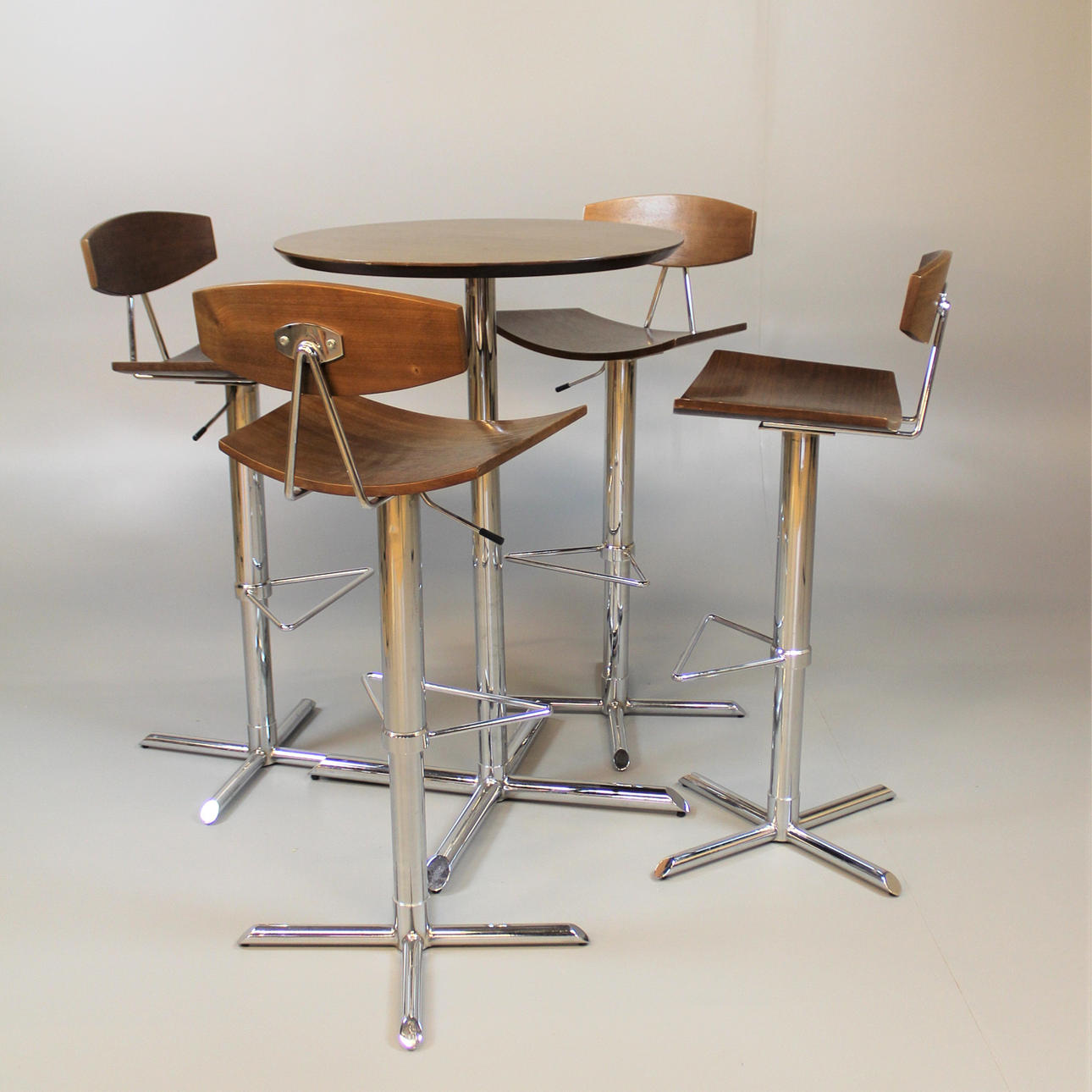 BARTISCH MIT 4 STÜHLEN.