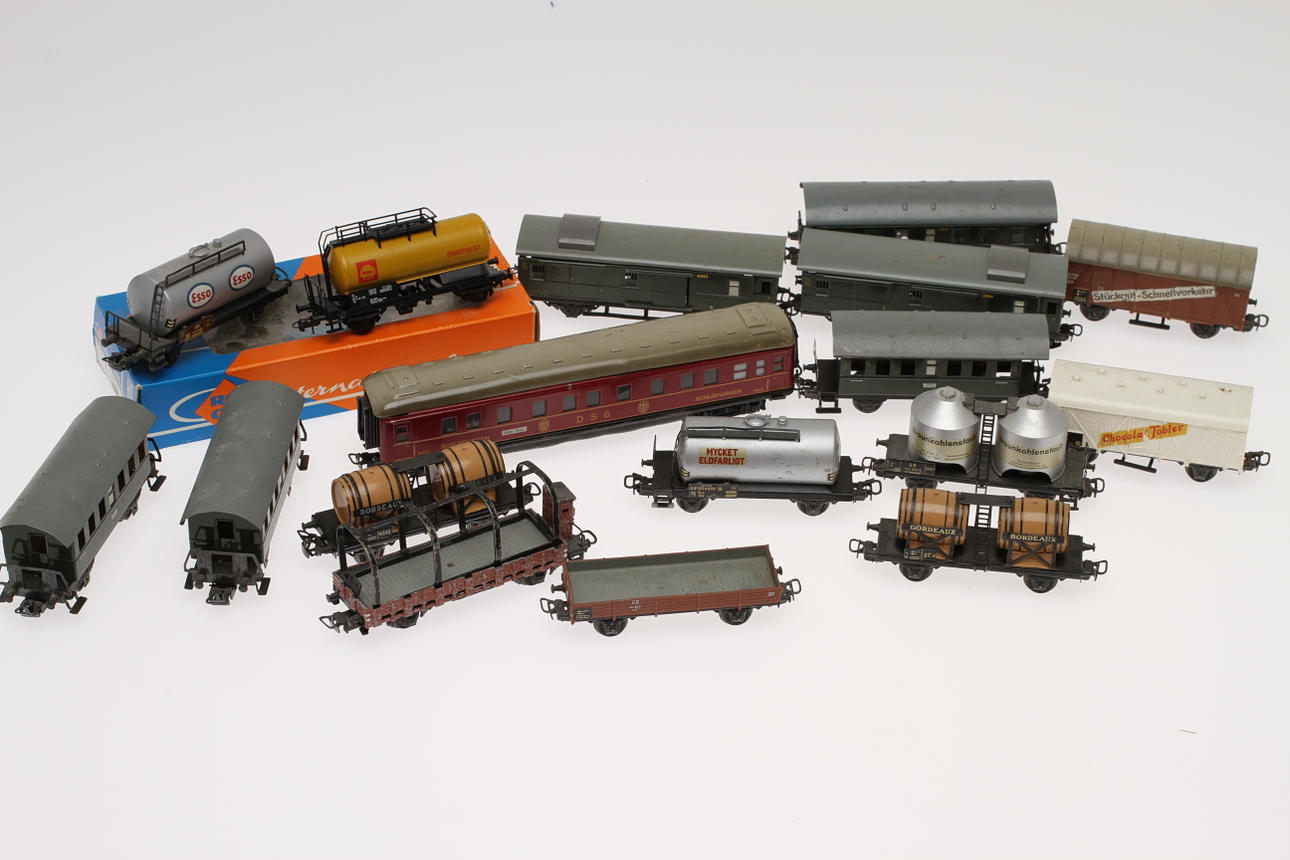 MÄRKLIN skala H0, 16 vagnar inklusive en ROCO.