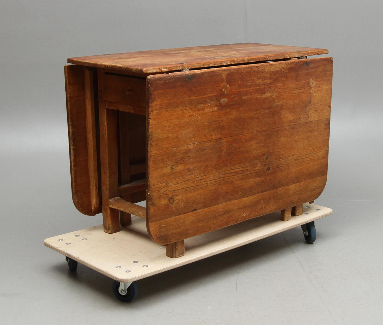 SLAGBORD, allmoge, med låda i sargen, 1800-tal.