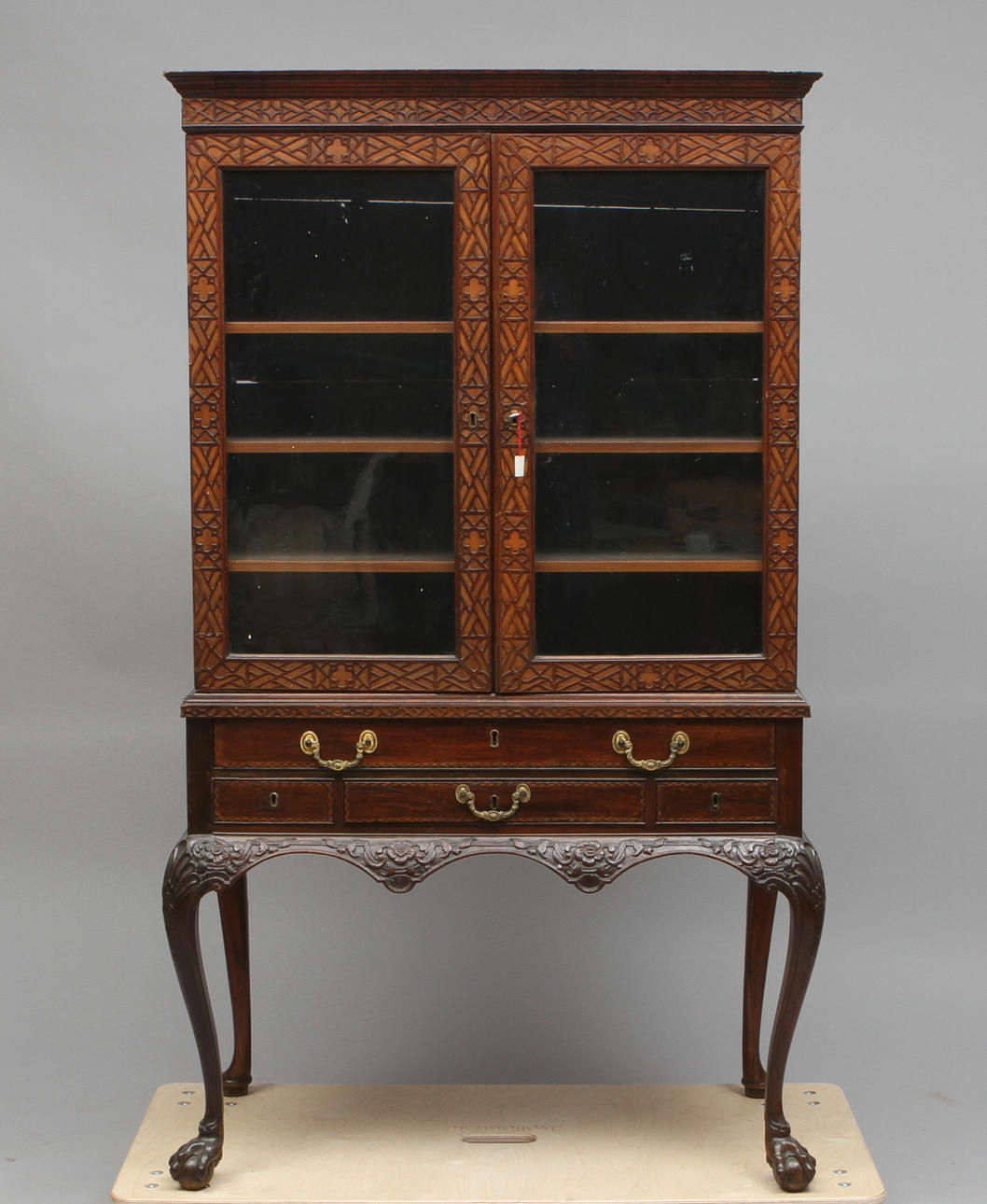 VITRINSKÅP, Queen Anne-stil, England, 1800-tal.