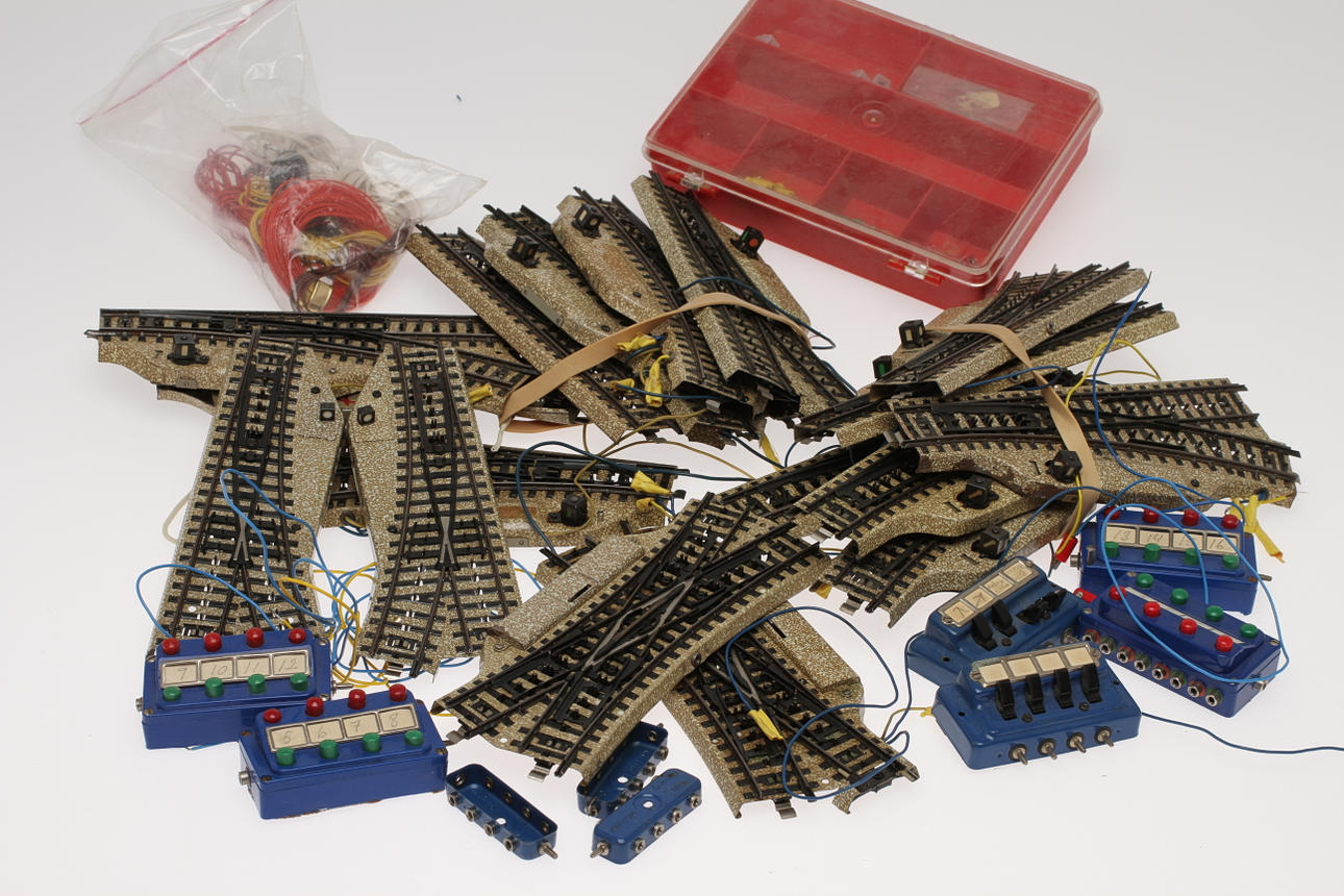 MÄRKLIN skala H0 17 stycken VÄXLAR, 6 ställpultar.