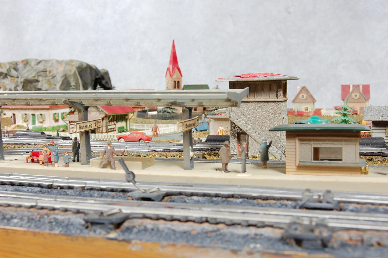 MODELLJÄRNVÄG, med bebyggelse, monterat på bord.