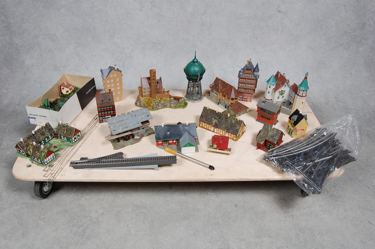 MODELLJÄRNVÄG, hus Faller, räls Fleischmann.