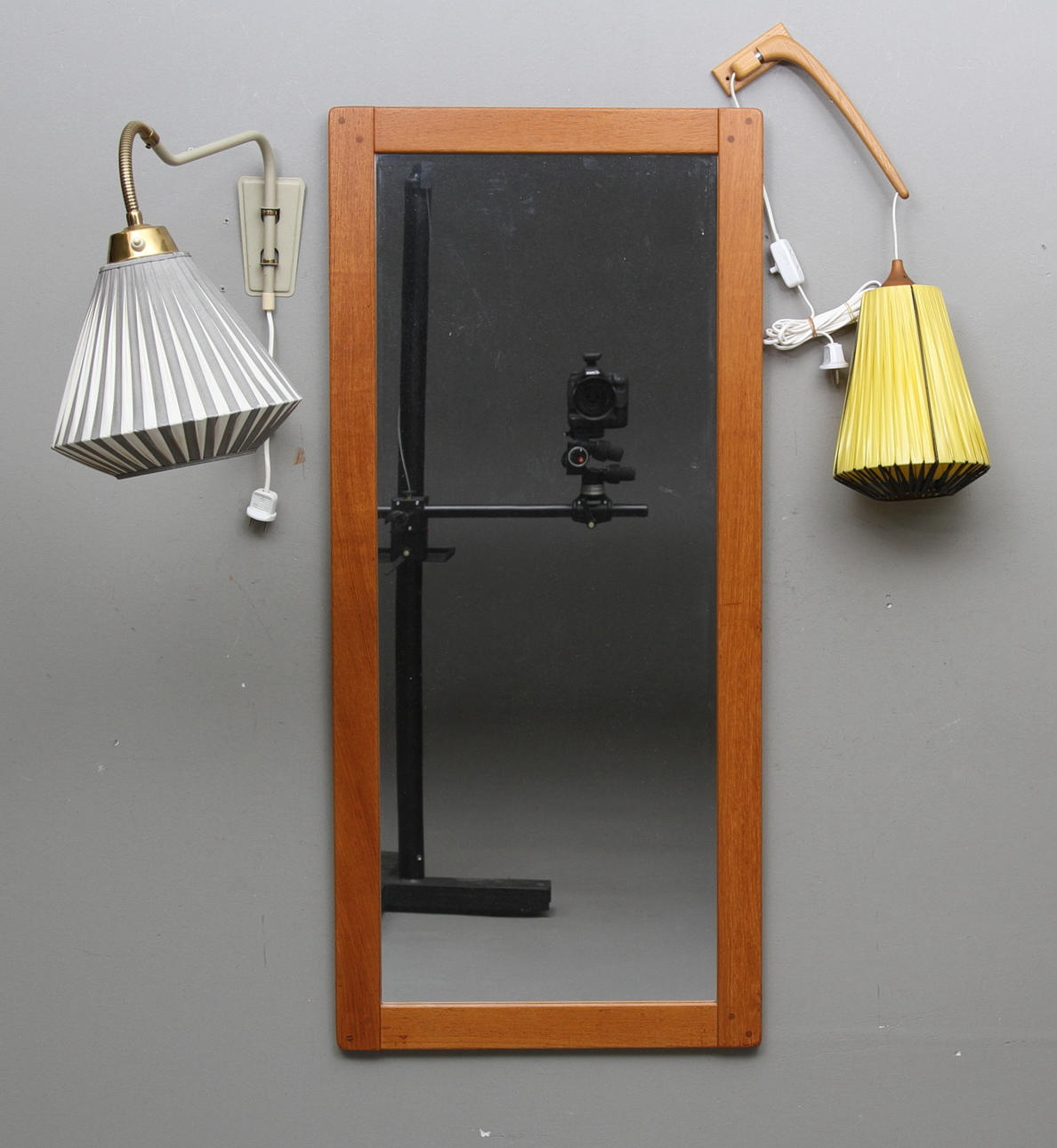 VÄGGARMATURER, 1960-tal.3 st samt spegel Teak.