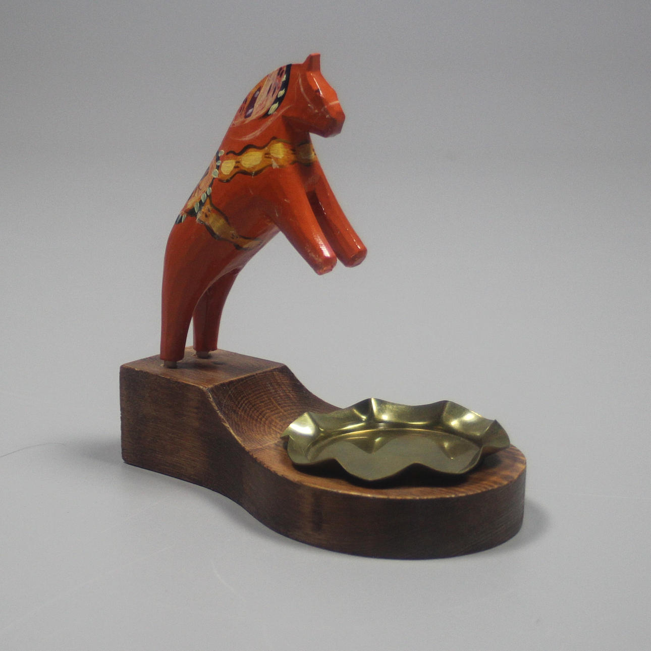 DALAHÄST med askfat i mässing på träfot.